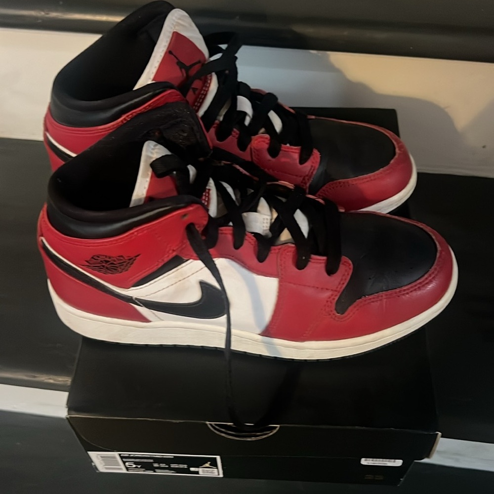 Air Jordan 1 Mid Black red white